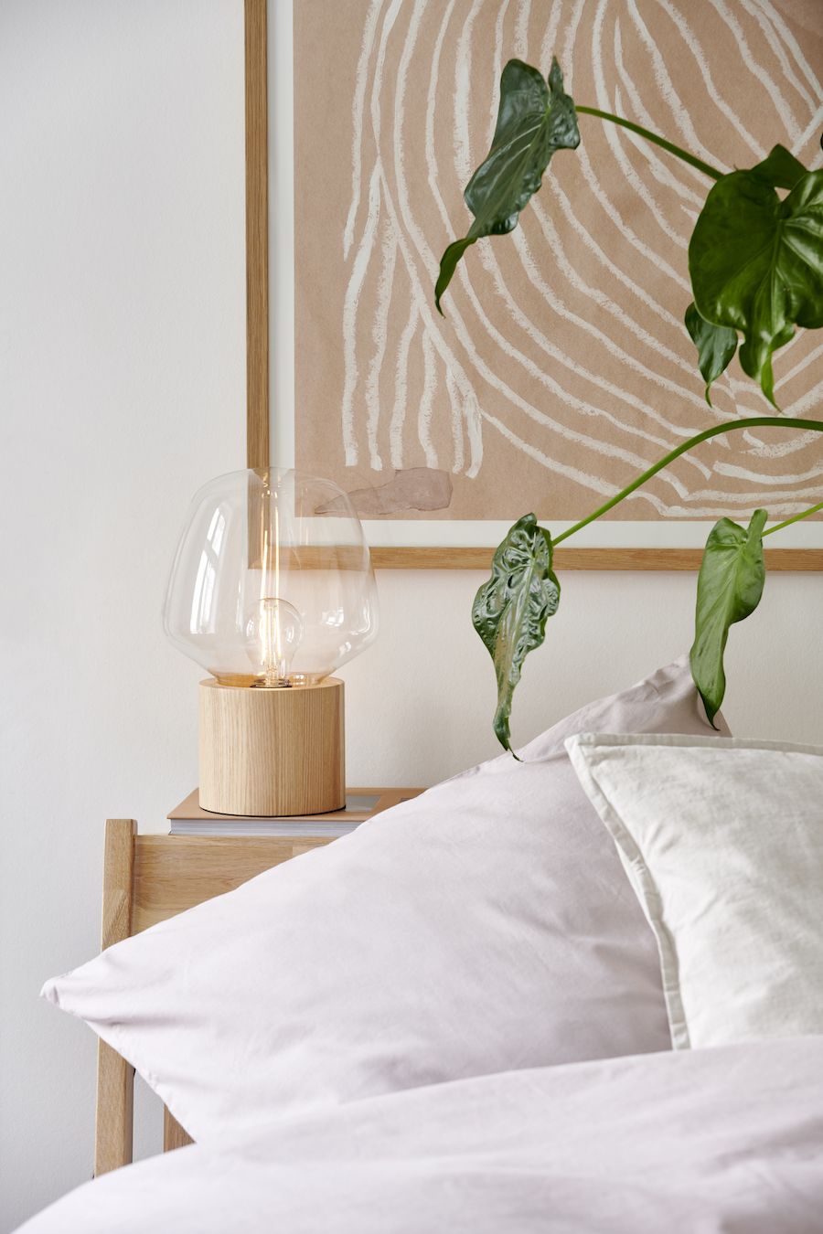 Dekoracyjna lampa stołowa do sypialni z drewnianą podstawą