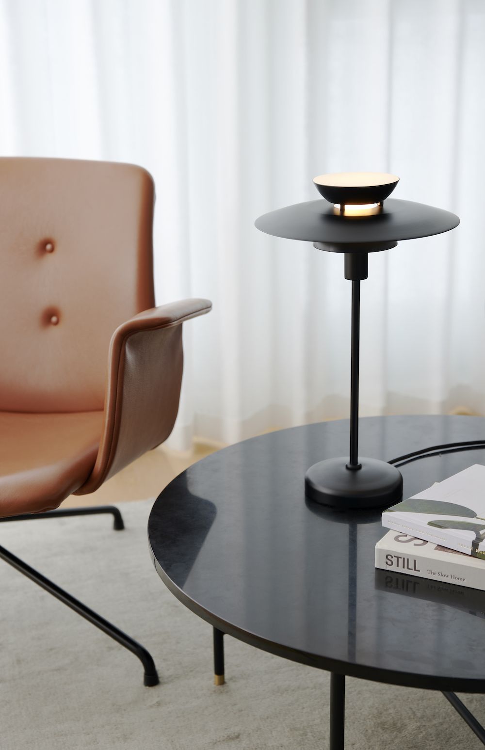 Oryginalna lampa stołowa na czarnym stoliku