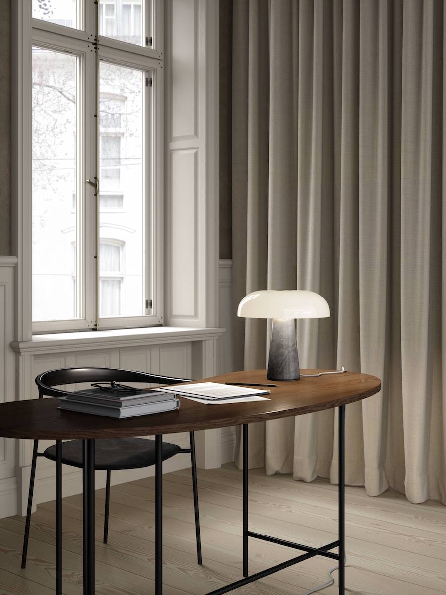 Elegancka lampa stołowa z podstawą marmurową