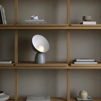 Lampa stołowa nowoczesna na drewnianej półce