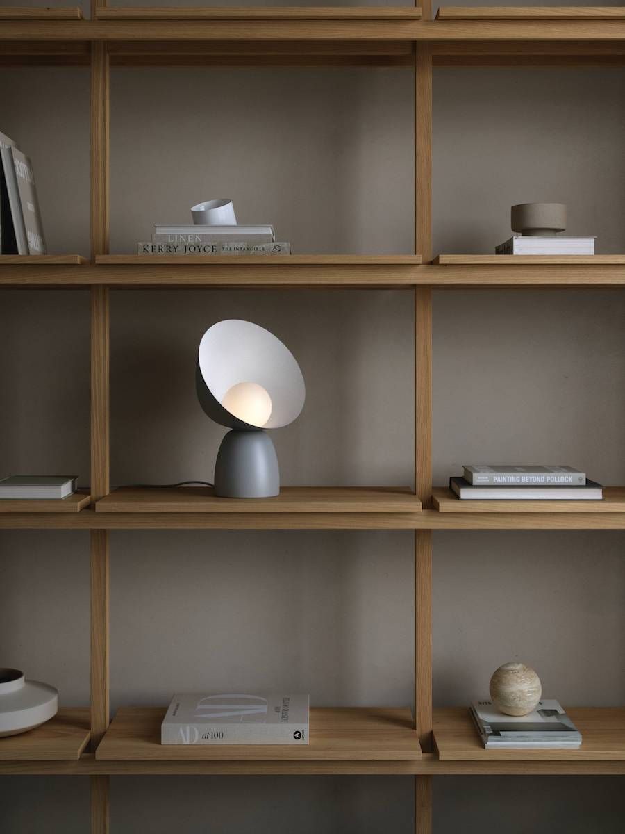Lampa stołowa nowoczesna na drewnianej półce