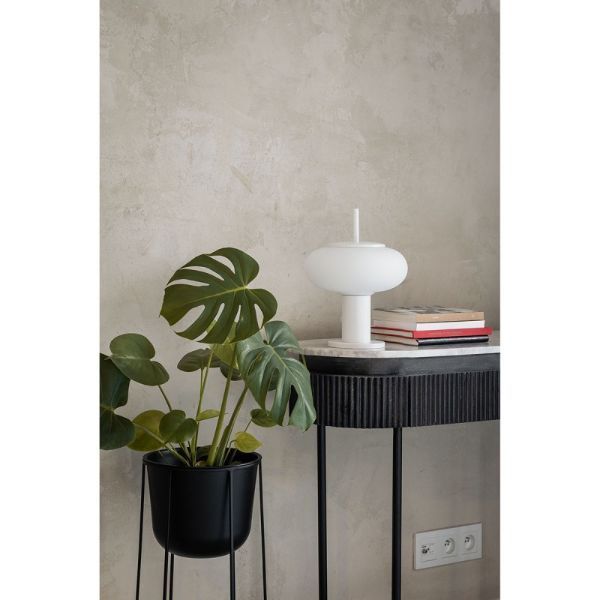 Biała lampa stołowa do salonu w stylu skandynawskim