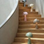 Lampy stołowe w różnych kolorach na schodach