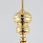 Złoty element dekoracyjny lampy wiszącej