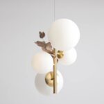 Pionowa lampa wisząca Bloom 4 - kule i mosiądz