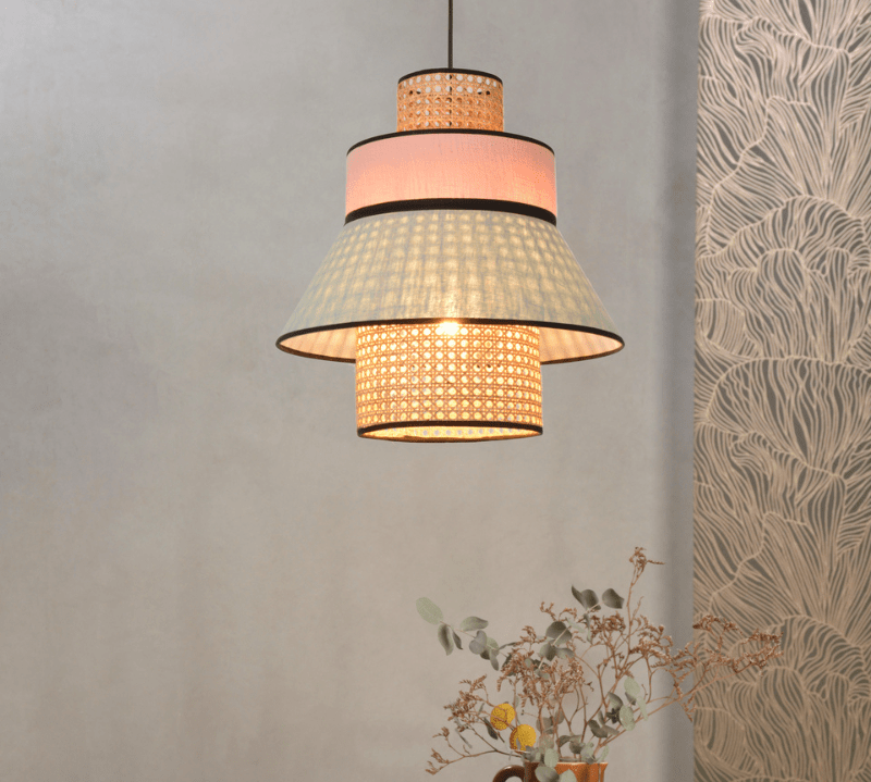 kolorowa lampa rattanowa nad stół - nad kanapę w salonie