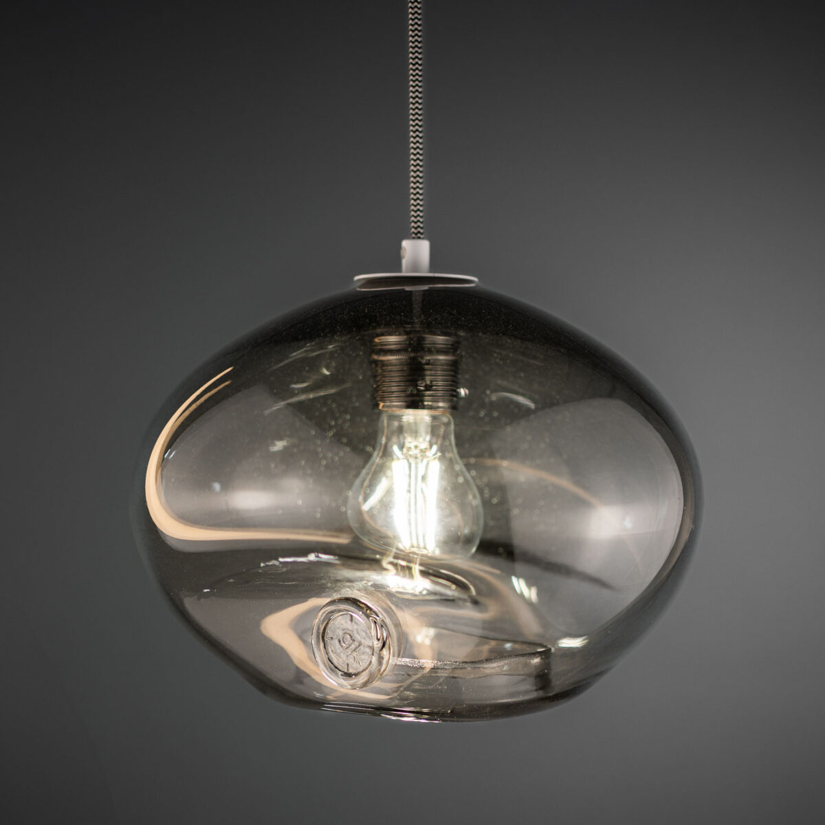 szklana lampa wiszaca szare dymione szklo - nieregularny klosz