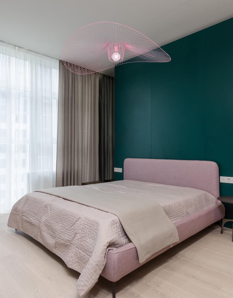 Druciana lampa w kolorze różowym w sypialni