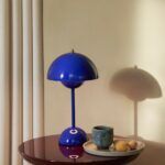 Lampa mała niebieska na stoliku