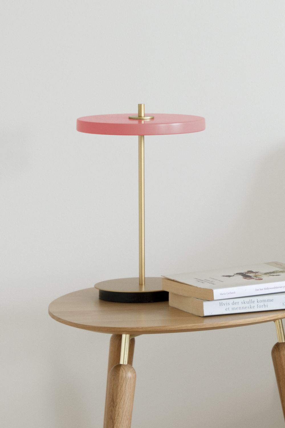 Lampa stołowa z kloszem w kolorze brudnego różu