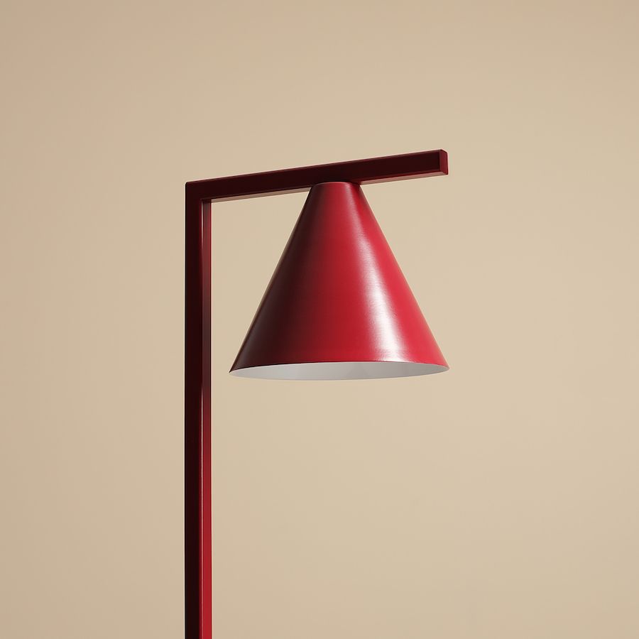 Klosz czerwony w kształcie stożka w lampie stołowej