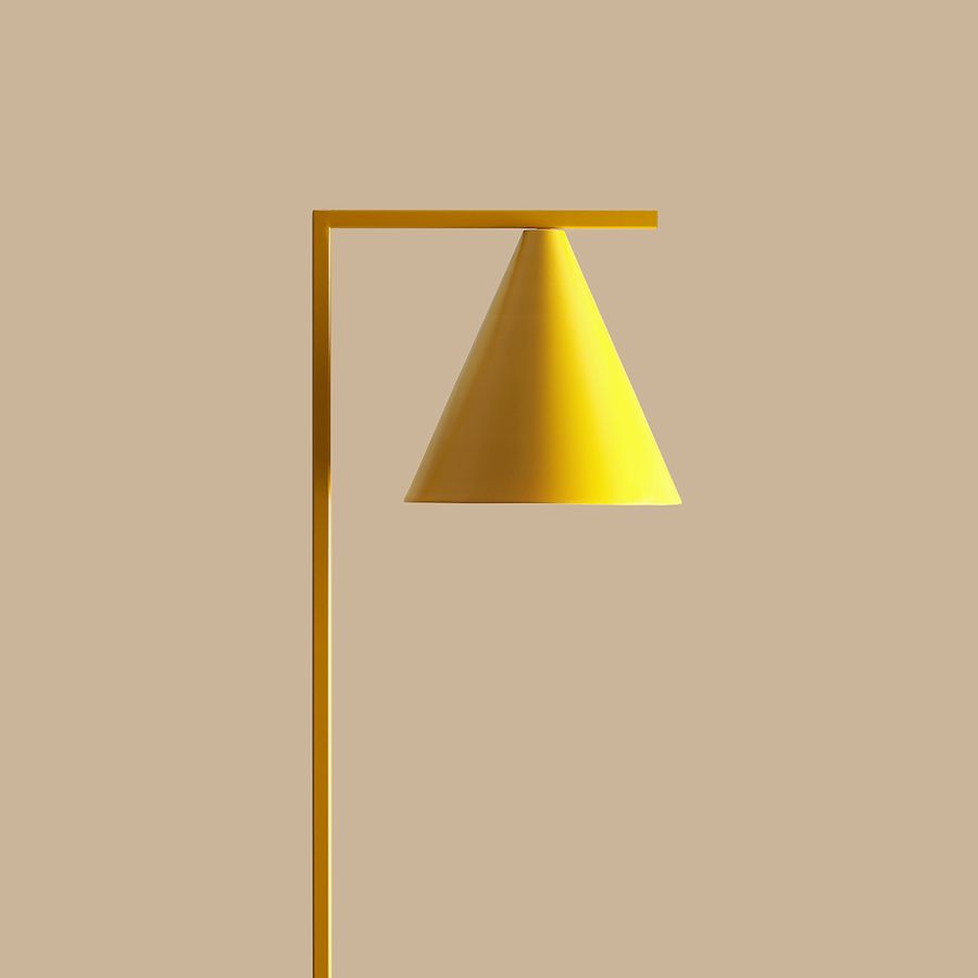 Geometryczna lampa podłogowa z kloszem w kształcie stożka