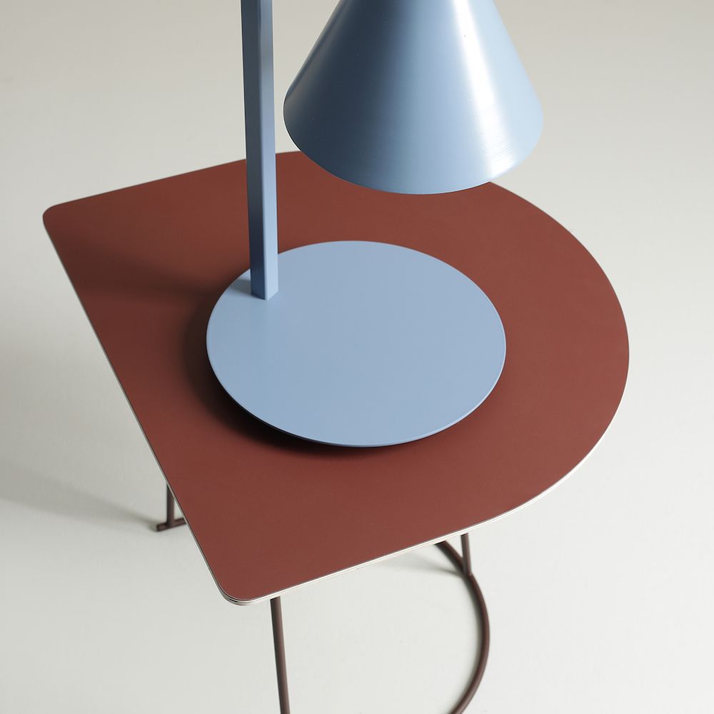 Lampa stołowa niebieska na stoliku dekoracyjnym