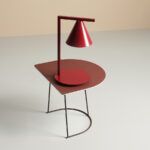 Lampa stołowa czerwona na stoliku dekoracyjnym