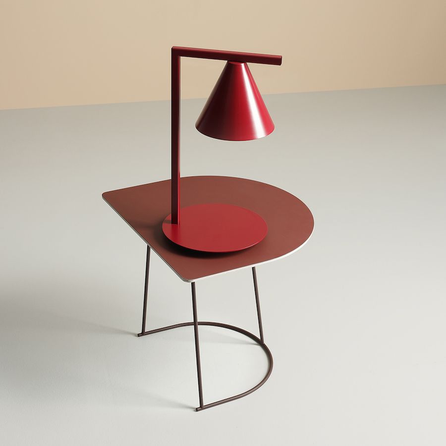 Lampa stołowa czerwona na stoliku dekoracyjnym