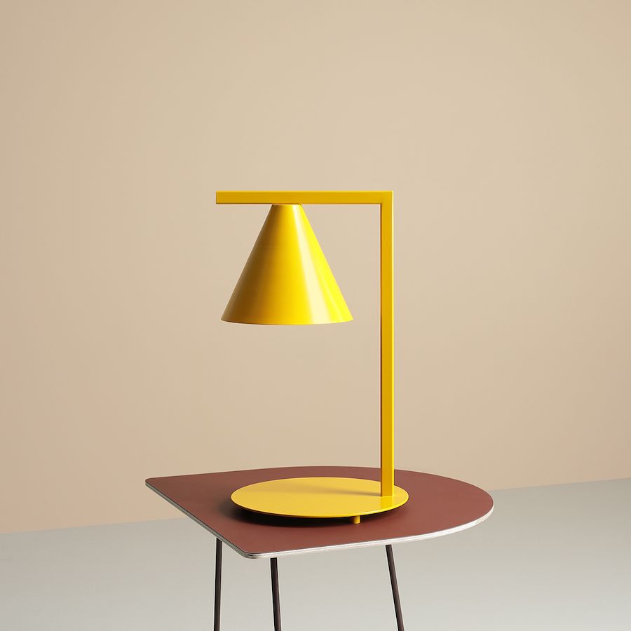 Lampa stołowa w kolorze musztardowym ze stożkiem