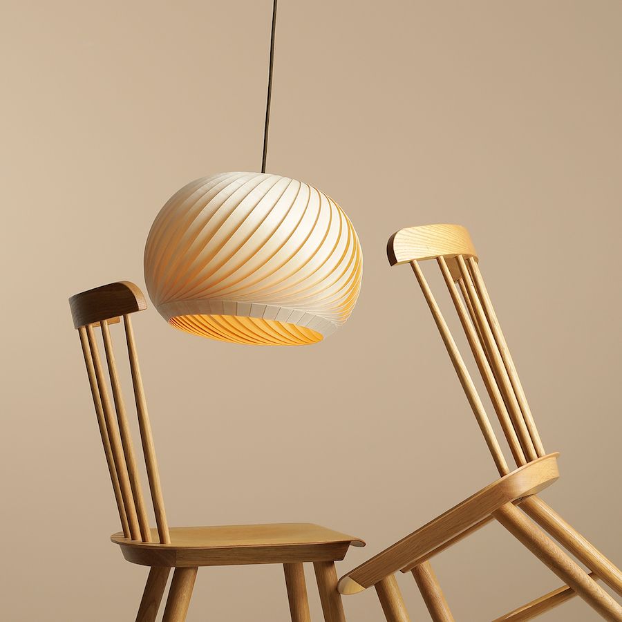 Lampa wisząca z drewnianym okrągłym kloszem