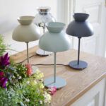 Nowoczesne lampy stołowe z eleganckimi kloszami