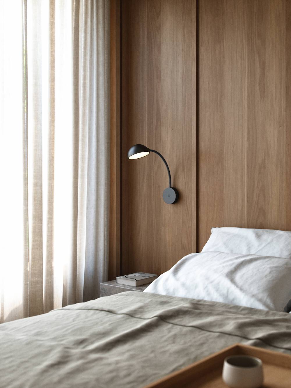 Kinkiet nowoczesny na drewnianej ścianie w sypialni