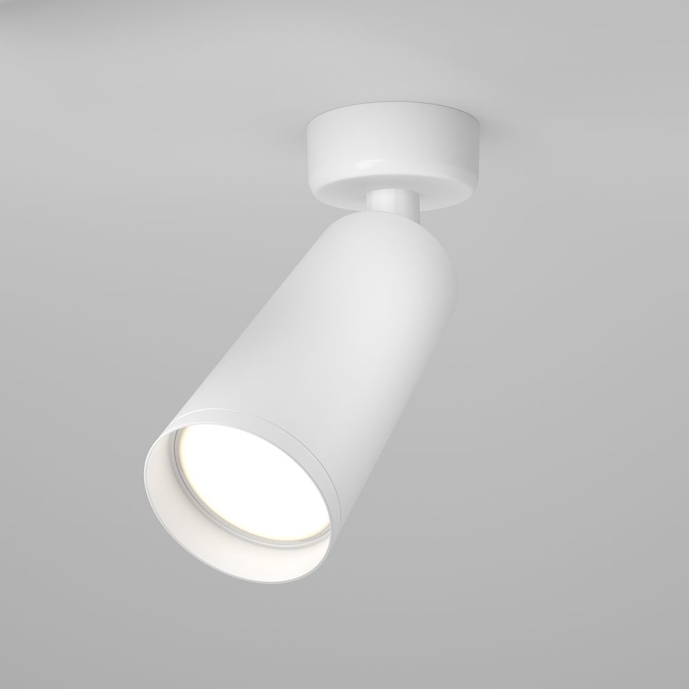 Sufitowa lampa z reflektorem w kolorze białym