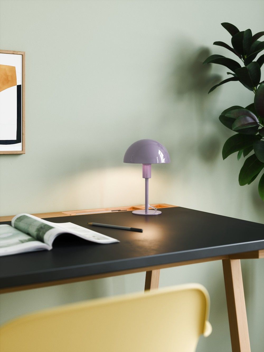 Lampa stołowa fioletowa na czarnym blacie