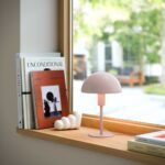 Lampa stołowa mini na parapecie okna