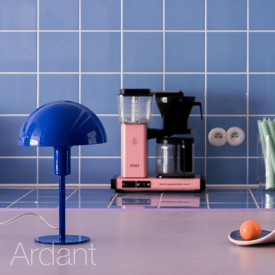 niebieska lampa stołowa do kawiarni dekoracja