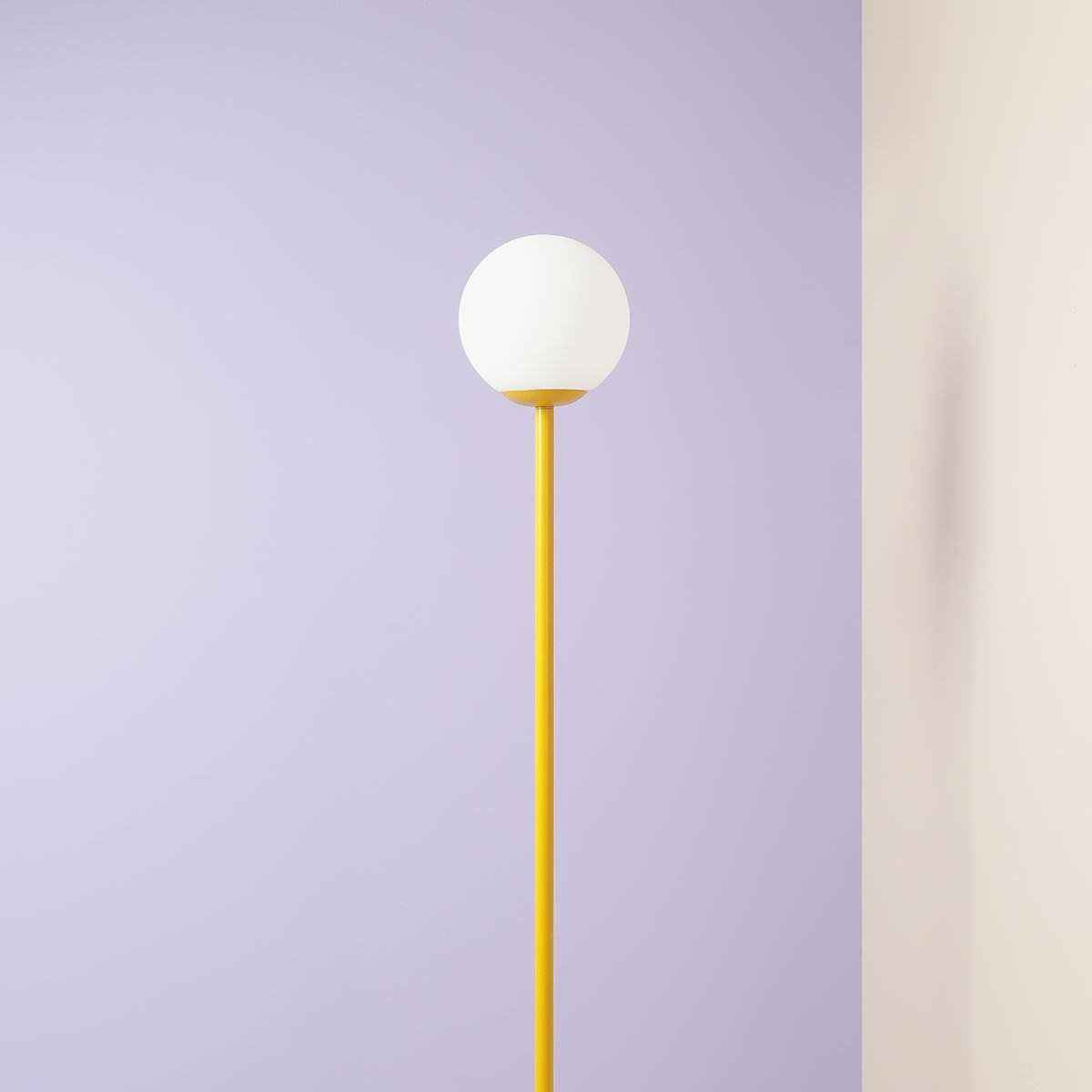 żółta lampa podłogowa do fioletowej sypialni