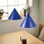 Lampa wisząca w kolorze niebieskim nad stołem