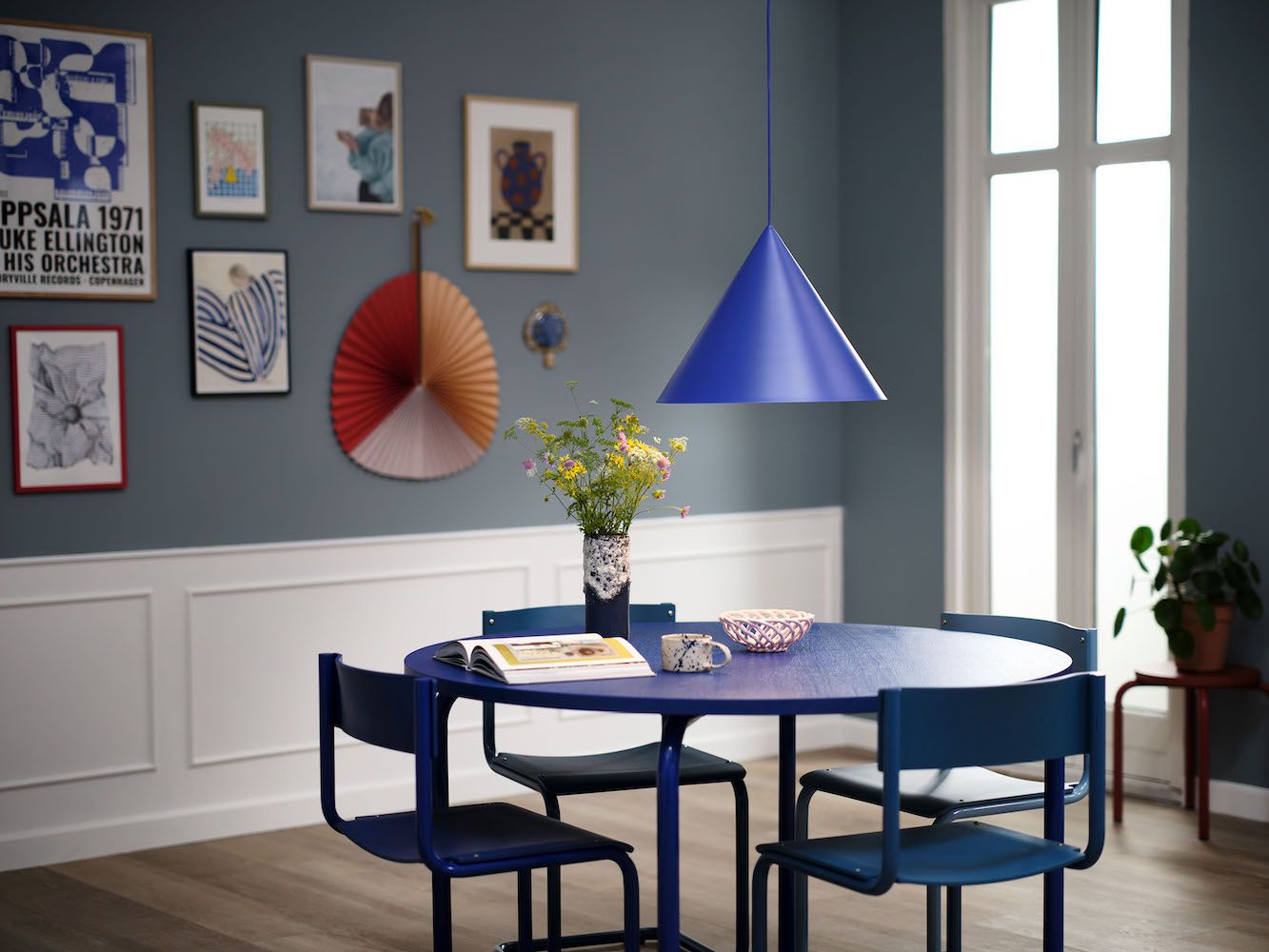 Lampa wisząca niebieska nad stołem w jadalni