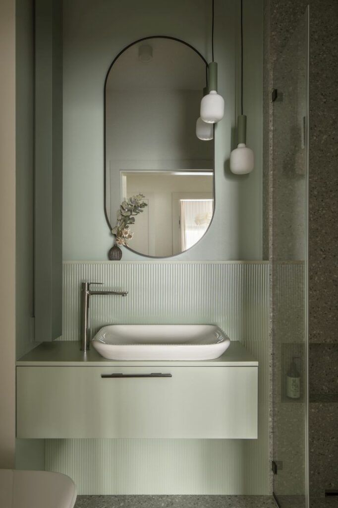 łazienka w kolorze szałwiowym z szarym granitem