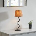 krzywa lampa stołowa z naturalnym abażurem