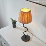 czarna lampa stołowa z naturalnym abażurem