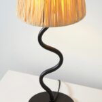 oryginalna lampa stołowa z ciepłym abażurem