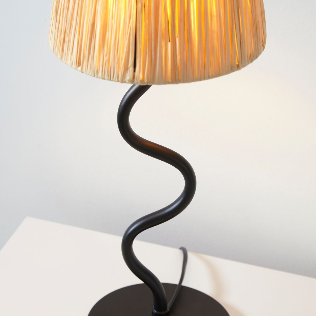 oryginalna lampa stołowa z ciepłym abażurem