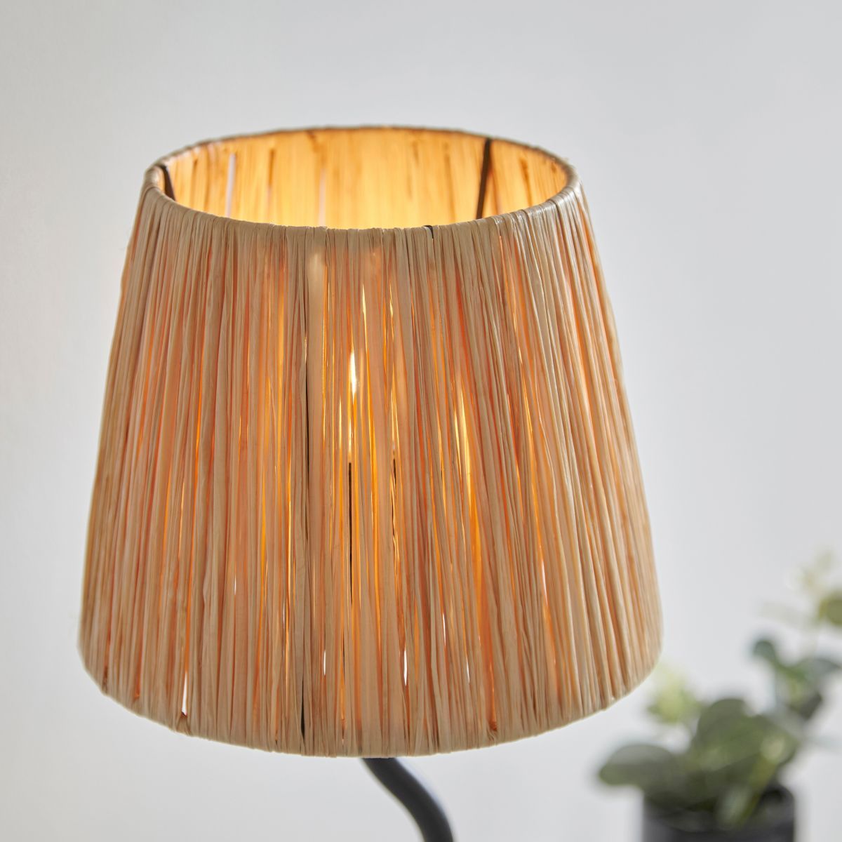 czarna lampa klimat domku na plaży