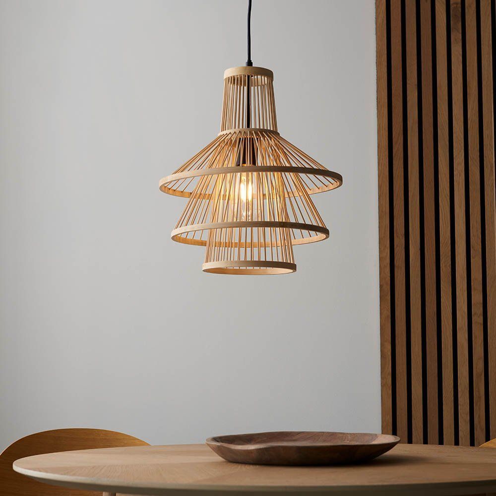 bambusowa lampa nad okrągły stół