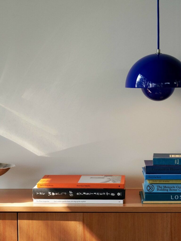 Lampa w kolorze ciemnym niebieskim w połysku