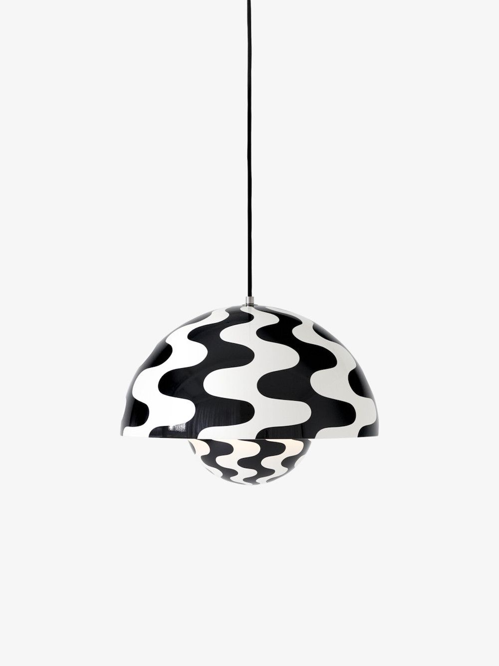 Lampa w abstrakcyjnym wzorze biało czarnym