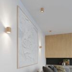 drewniany kinkiet LED na białej ścianie