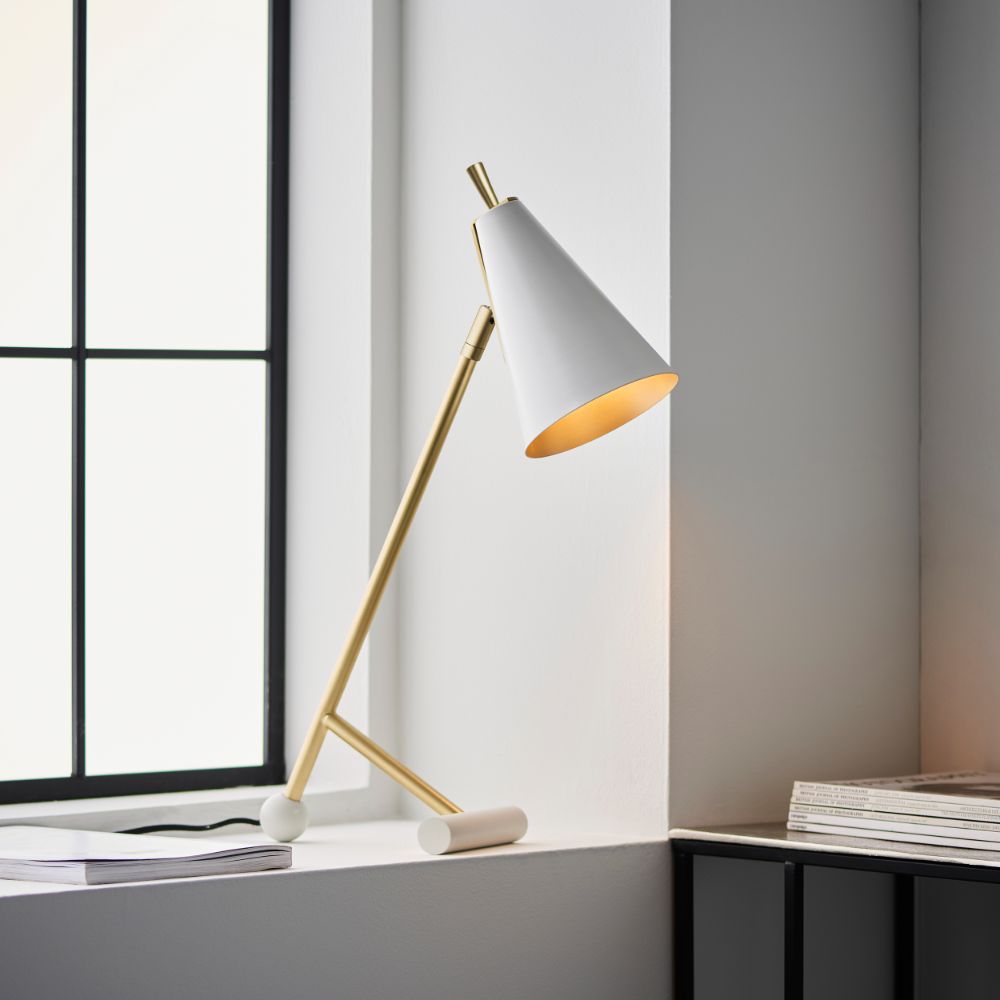 biała lampa biurkowa na parapet