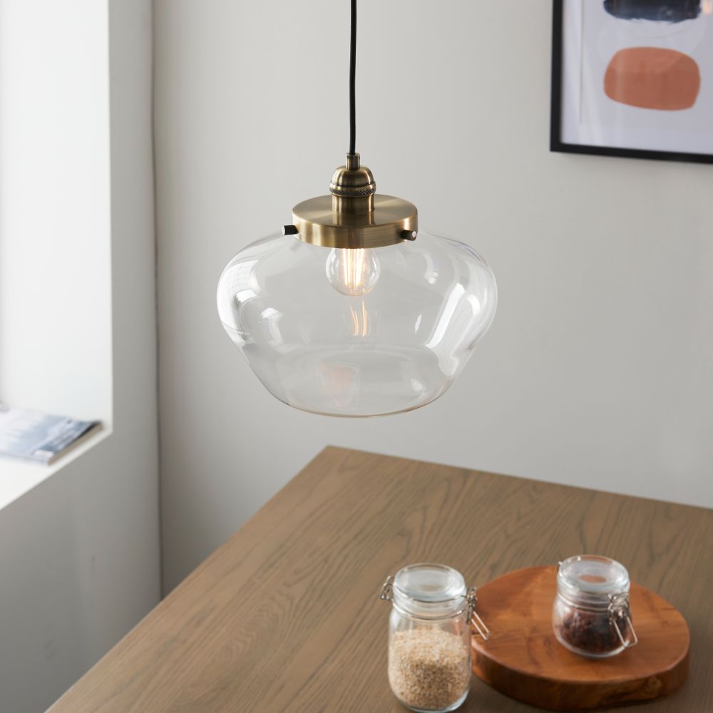 klasyczna lampa nad drewnianym stołem