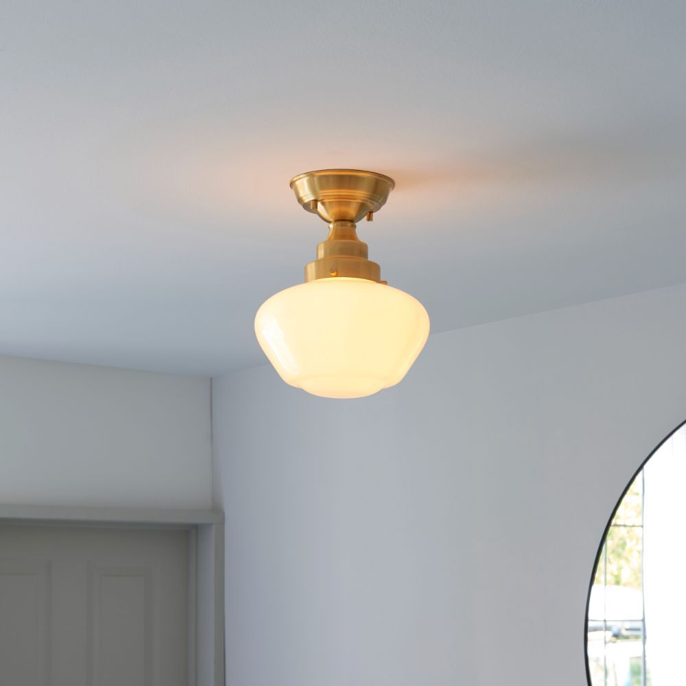 lampa sufitowa z mlecznym kloszem klasyczna
