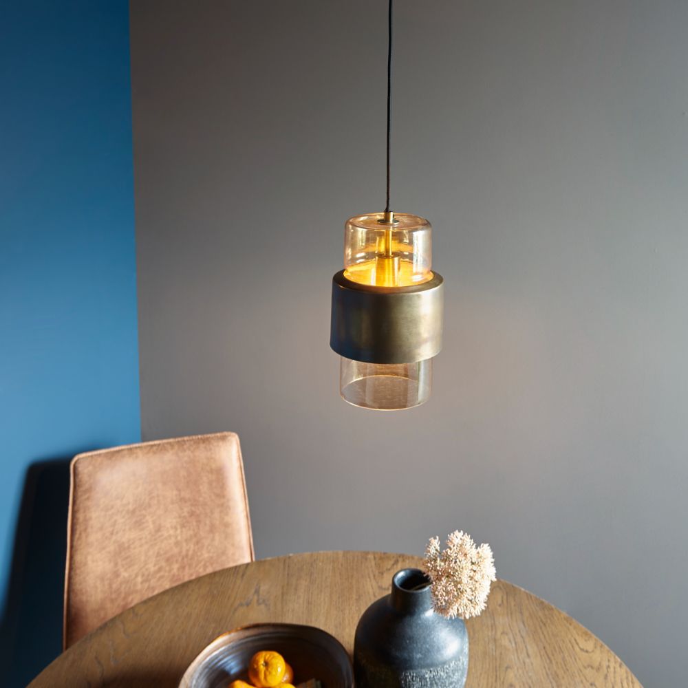 bursztynowa lampa w granatowej jadalni