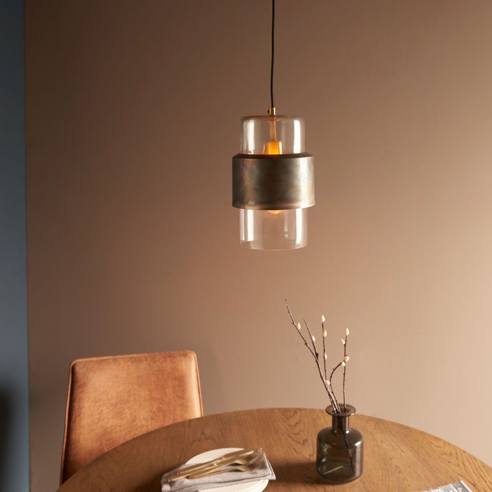 szklana lampa nad okrągły drewniany stół