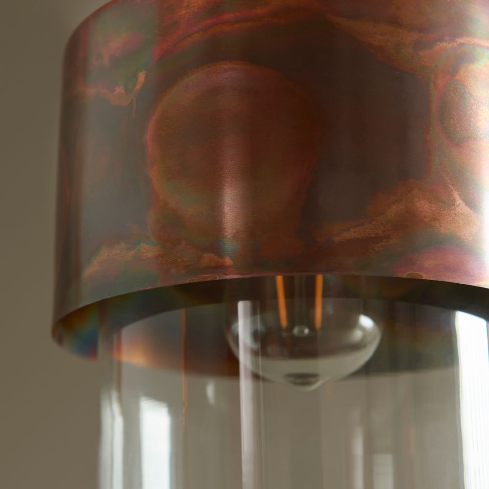szklana lampa z miedzianą obręczą