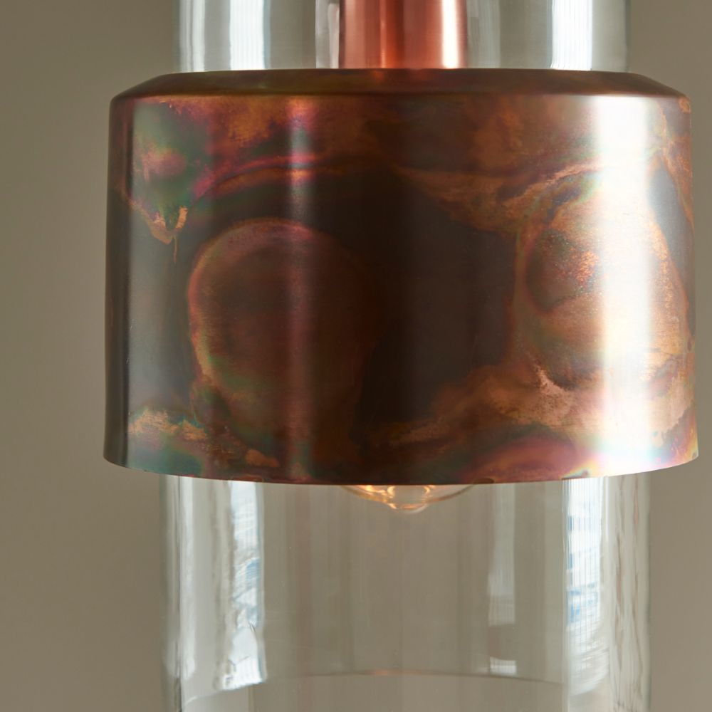 miedziana lampa ze szklanym kloszem