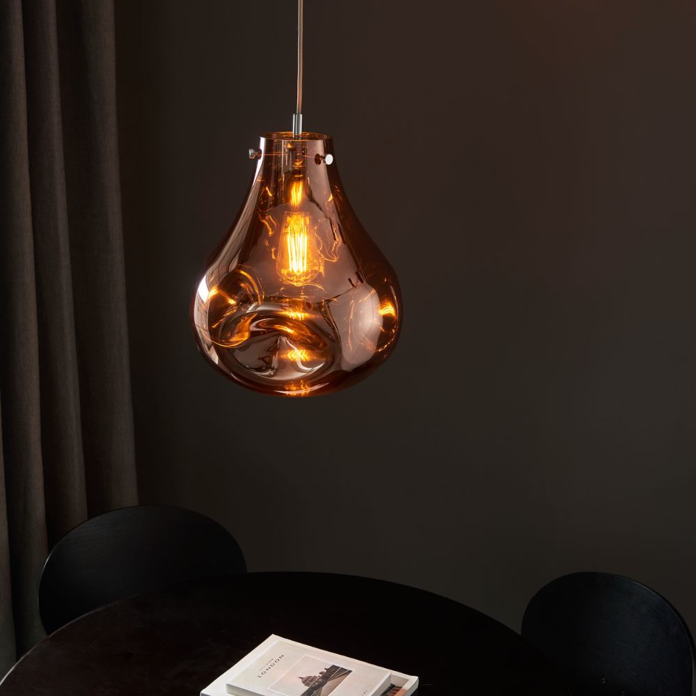 szklana lampa wisząca metaliczna nad stół