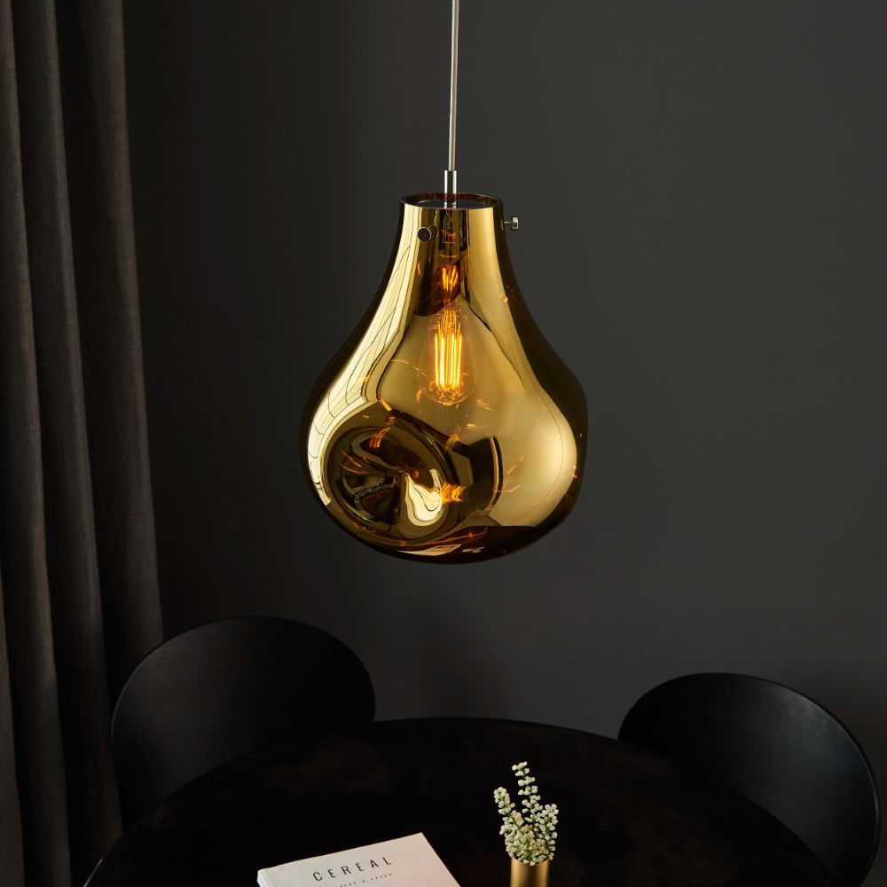 złota lampa wisząca nad okrągły stół