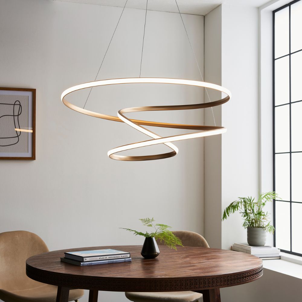 złota nowoczesna lampa nad okrągły stół